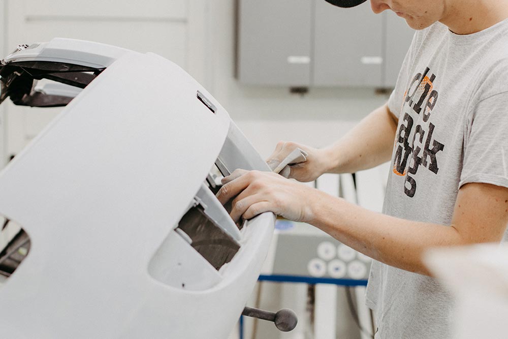 Weißes Auto reparieren lassen im Salzkammergut in Salzburg